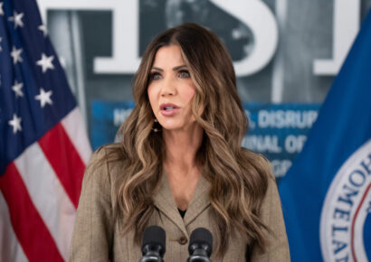 Kristi Noem pide prohibición total de viajes desde países señalados como origen de “invasores extranjeros”