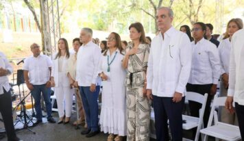 Presidente Abinader y la vicepresidenta Raquel Peña celebran la Navidad junto a familias del entorno de la Casa Presidencial en Santiago