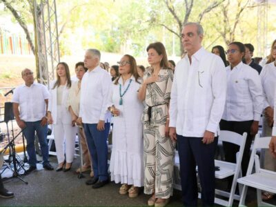 Presidente Abinader y la vicepresidenta Raquel Peña celebran la Navidad junto a familias del entorno de la Casa Presidencial en Santiago