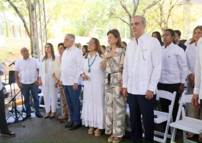Presidente Abinader y la vicepresidenta Raquel Peña celebran la Navidad junto a familias del entorno de la Casa Presidencial en Santiago