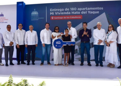 Abinader entrega nuevos hogares y escuela que benefician a cientos de familias y estudiantes en Hato del Yaque, Santiago