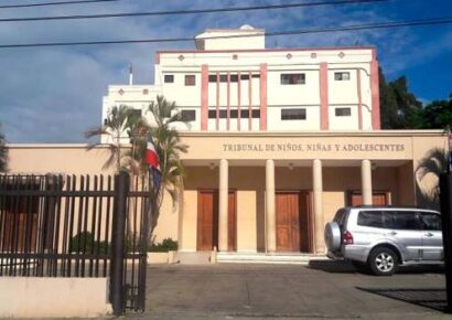 Aplazan medida de coerción contra menor acusado de quitarle la vida a su compañero de escuela en Santiago