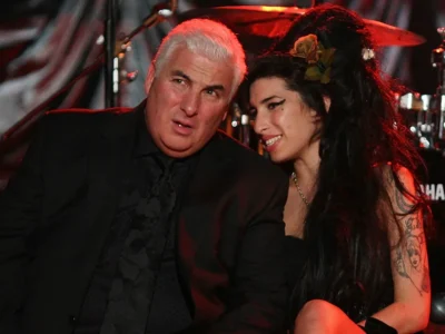 Padre de Amy Winehouse demanda a amigas por subasta de pertenencias