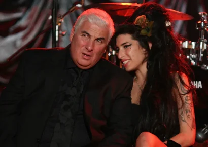 Padre de Amy Winehouse demanda a amigas por subasta de pertenencias