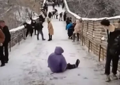 El frío convierte un tramo de la Gran Muralla China en una pista de hielo