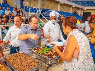 “La Brisita Navideña” ilumina Puerto Plata con un almuerzo comunitario