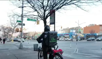 Repartidores y vendedores ambulantes festejan aprobación de nuevas leyes de protección en NY