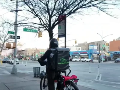 Repartidores y vendedores ambulantes festejan aprobación de nuevas leyes de protección en NY