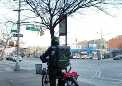 Repartidores y vendedores ambulantes festejan aprobación de nuevas leyes de protección en NY