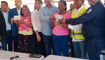 Gobierno entrega RD$48 millones a comunitarios afectados por canal de la Presa de Monte Grande