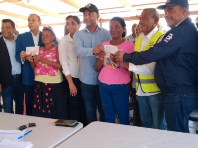 Gobierno entrega RD$48 millones a comunitarios afectados por canal de la Presa de Monte Grande