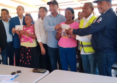 Gobierno entrega RD$48 millones a comunitarios afectados por canal de la Presa de Monte Grande