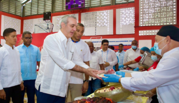 Abinader reafirma compromiso social y entrega títulos durante almuerzos navideños en San Carlos y Villa Duarte