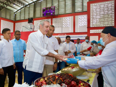 Abinader reafirma compromiso social y entrega títulos durante almuerzos navideños en San Carlos y Villa Duarte