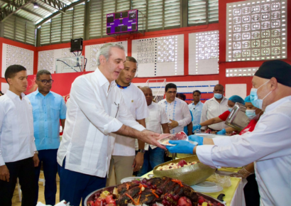 Abinader reafirma compromiso social y entrega títulos durante almuerzos navideños en San Carlos y Villa Duarte