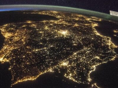 Contaminación lumínica de satélites amenaza telescopios espaciales, advierte estudio de la NASA