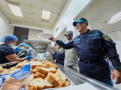 Director de la Policía Nacional encabeza cena de Nochebuena con agentes