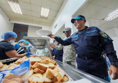 Director de la Policía Nacional encabeza cena de Nochebuena con agentes
