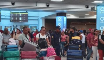 Reencuentros y ambiente festivo marcan las llegadas al AILA en temporada navideña