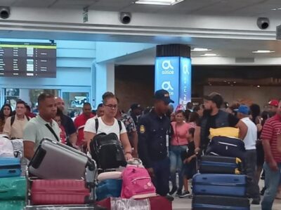 Reencuentros y ambiente festivo marcan las llegadas al AILA en temporada navideña