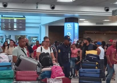 Reencuentros y ambiente festivo marcan las llegadas al AILA en temporada navideña