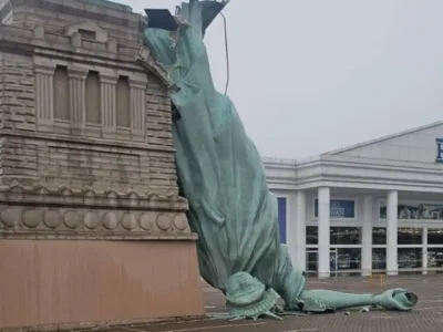 Se derrumba réplica de la Estatua de la Libertad en Guaíba durante tormenta en Brasil