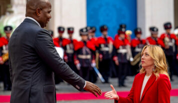 La reacción de la primera ministra italiana, Giorgia Meloni, al ver que el presidente de Mozambique, Daniel Chapo, mide 203 centímetros