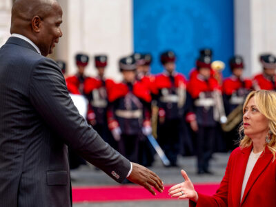 La reacción de la primera ministra italiana, Giorgia Meloni, al ver que el presidente de Mozambique, Daniel Chapo, mide 203 centímetros
