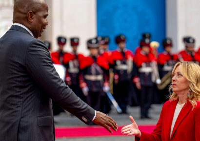 La reacción de la primera ministra italiana, Giorgia Meloni, al ver que el presidente de Mozambique, Daniel Chapo, mide 203 centímetros