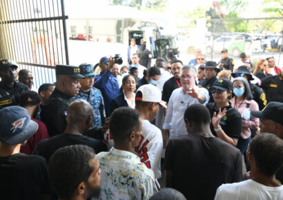 «El que quiera volver, me avisa, para traerlo», expresa Santana antes del traslado de presos de La Victoria