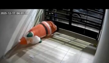 ¡Ni Santa se salvó! Hombre roba muñeco inflable de una casa en México