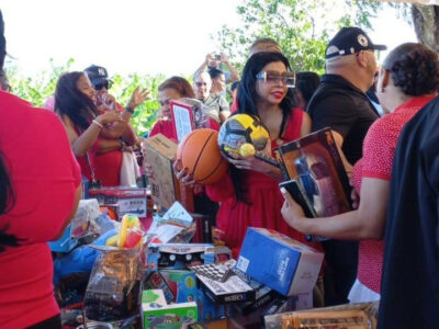 La Procuradora Yeni Berenice lleva sonrisas a su pueblo natal, Villa Isabela, con entrega de juguetes a niños