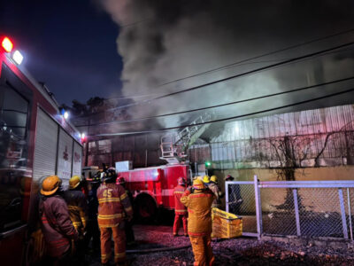 Bomberos continúan labores para sofocar incendio en ferretería de la avenida Independencia