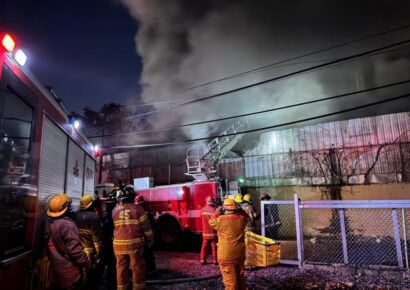 Bomberos continúan labores para sofocar incendio en ferretería de la avenida Independencia