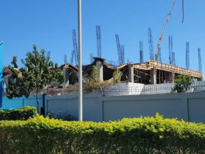 Se desploma techo en construcción del Hospital Materno Infantil de Azua