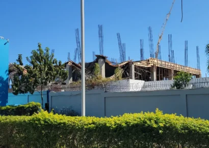 Se desploma techo en construcción del Hospital Materno Infantil de Azua