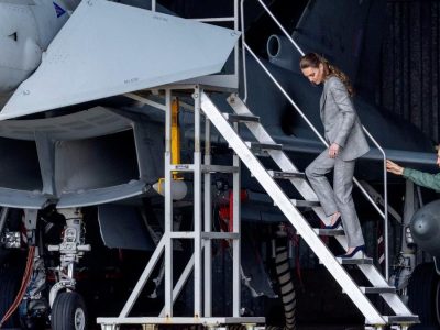 La Princesa Kate Middleton desciende del avión de espaldas por seguridad