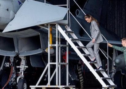 La Princesa Kate Middleton desciende del avión de espaldas por seguridad