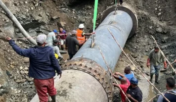 Avanza reparación de tubería dañada en Sabana Iglesia