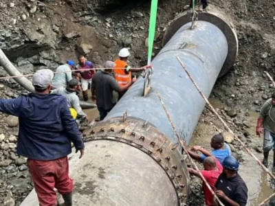 Avanza reparación de tubería dañada en Sabana Iglesia