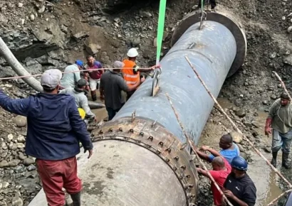 Avanza reparación de tubería dañada en Sabana Iglesia