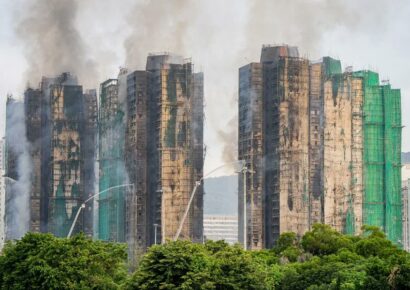 Aumenta a 161 el número de muertos por el incendio en un complejo residencial de Hong Kong