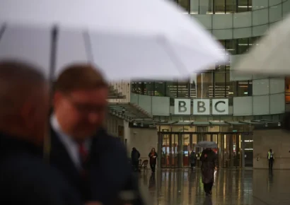 El presidente Trump acusa a la BBC de manipular un discurso y presenta una demanda millonaria y la cadena anuncia que se defenderá