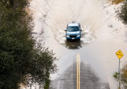 Autoridades ordenan evacuaciones en el sur de California por intensas lluvias y vientos