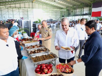 Abinader comparte almuerzo navideño con la Armada y la Fuerza Aérea