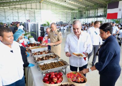 Abinader comparte almuerzo navideño con la Armada y la Fuerza Aérea