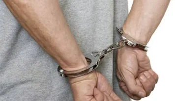 Apresan a hombre por dañar máquina tragamonedas en banca de Moca