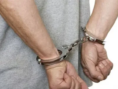 Apresan a hombre por dañar máquina tragamonedas en banca de Moca