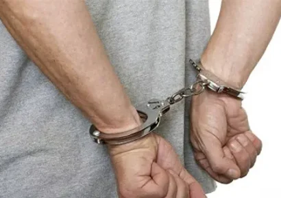 Apresan a hombre por dañar máquina tragamonedas en banca de Moca