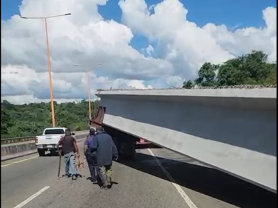 Viga cae de remolque en la Circunvalación; conductor resulta con heridas leves